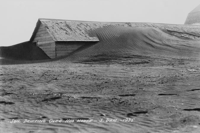 Soil drifting over a farm building: 1935.